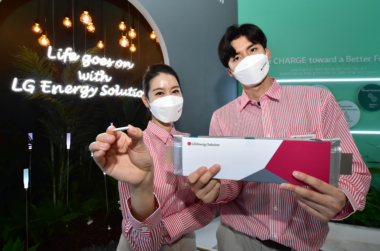 인터배터리2021 LG에너지솔루션 부스 내에서 배터리셀을 들고 포즈를 취하고 있는 남녀직원