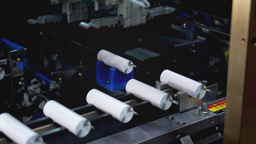 a machine with white rolls