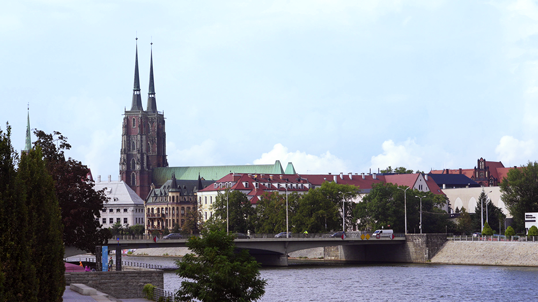 강변의 아름다운 도시 풍경