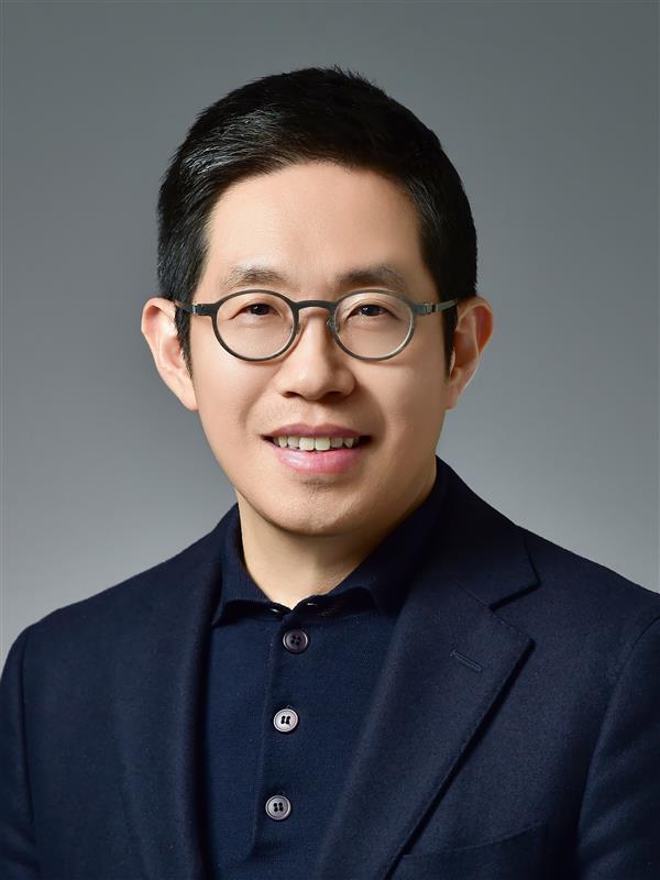 정장 차림의 남성 인물 사진