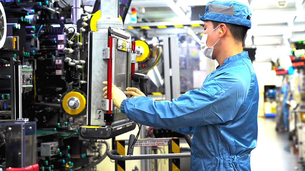 배터리 제조 공정 중 작업자