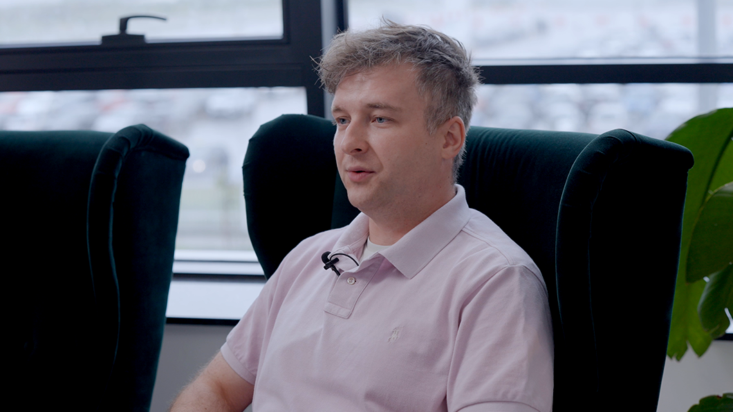 사람이 앉아 있는 모습