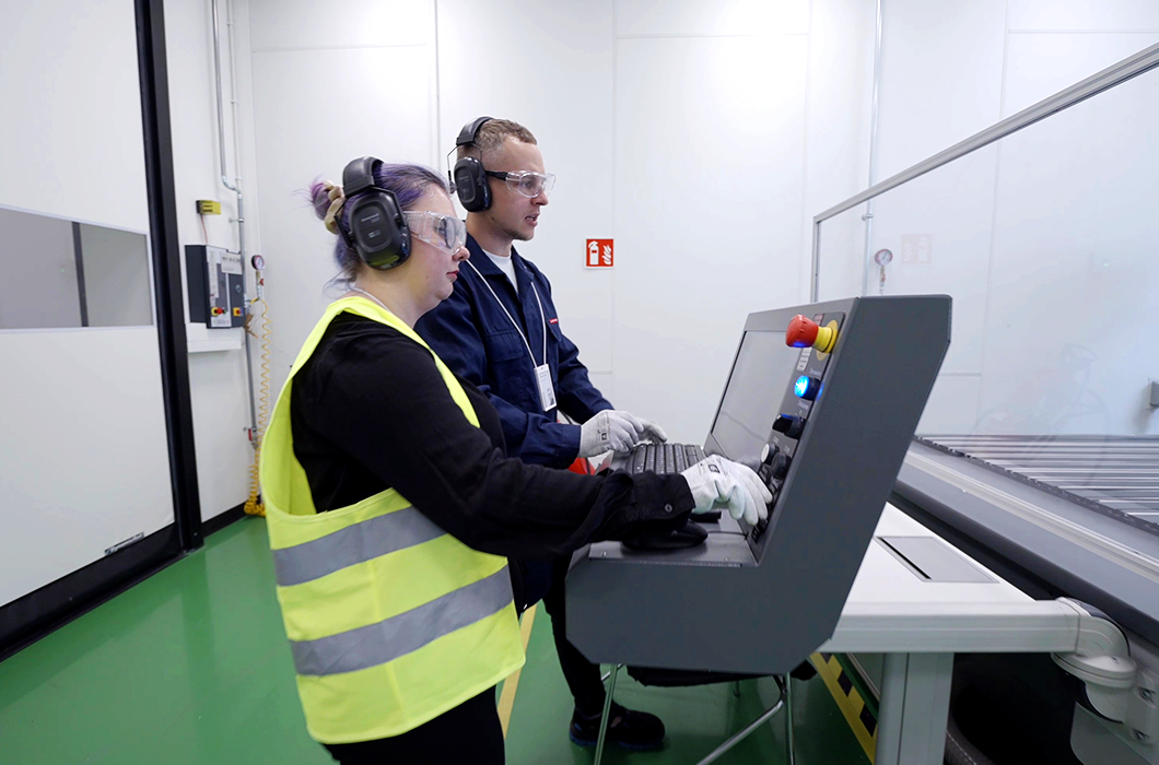 작업자들이 기계 조작 중입니다.