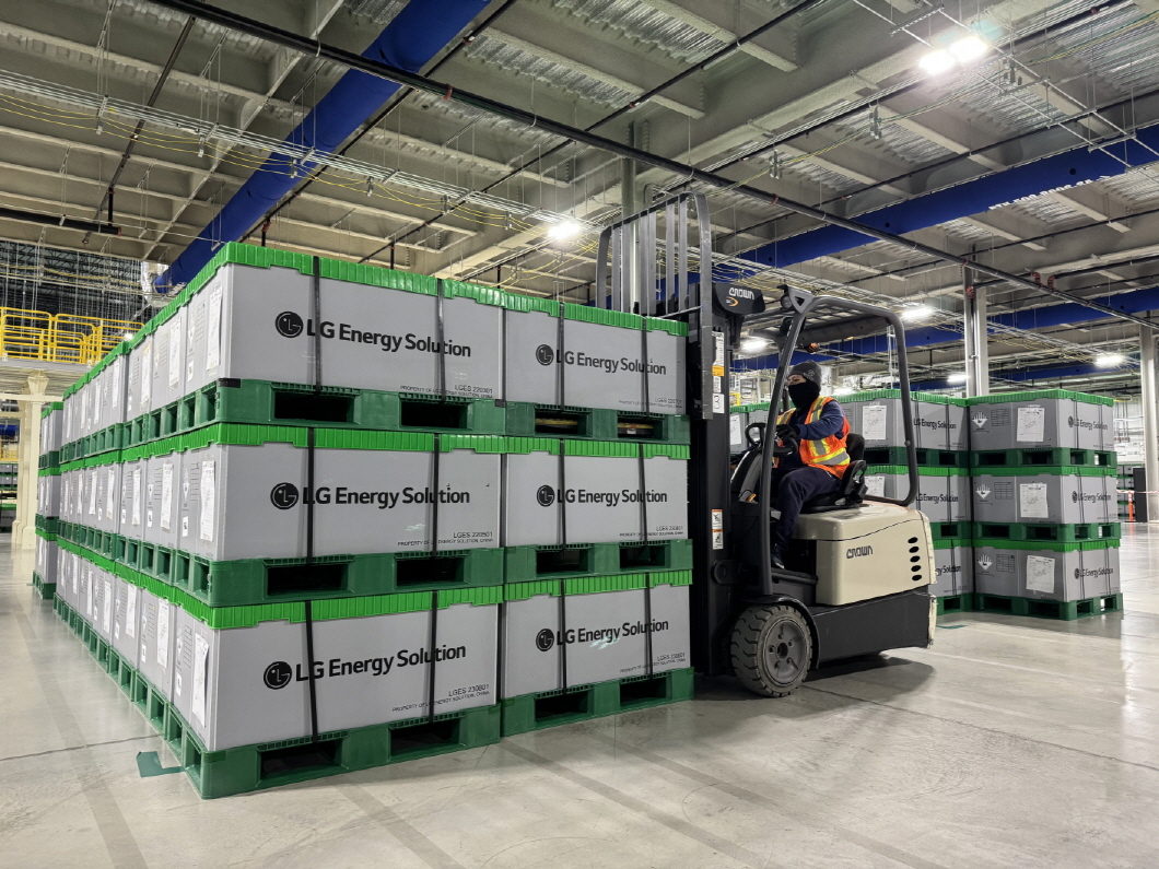포크리프트가 ESS 제품을 운반 중
