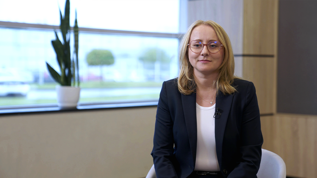 사무실에서 인터뷰하는 여성