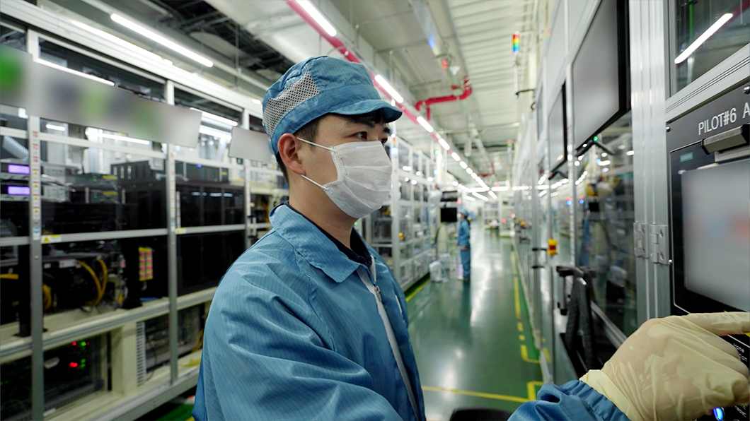 공장 내 작업자와 기계