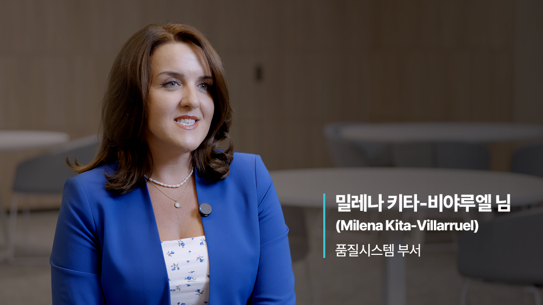 파란색 재킷을 입은 여성