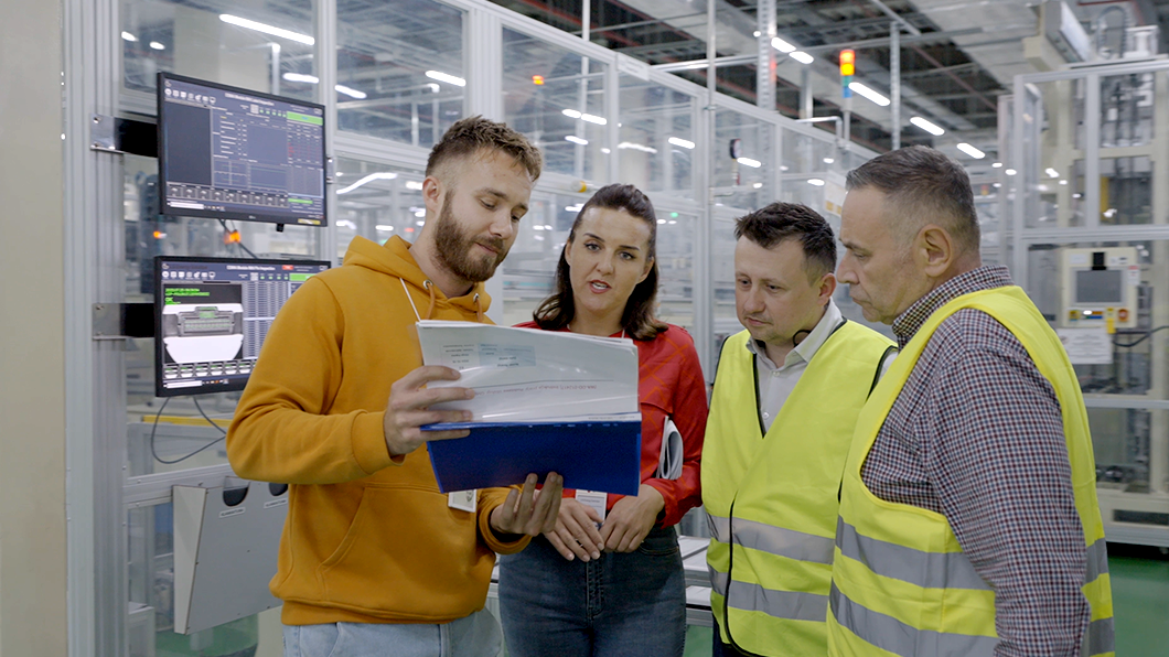 공장에서의 팀 회의 장면