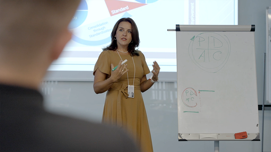 프레젠테이션 중인 강사 모습