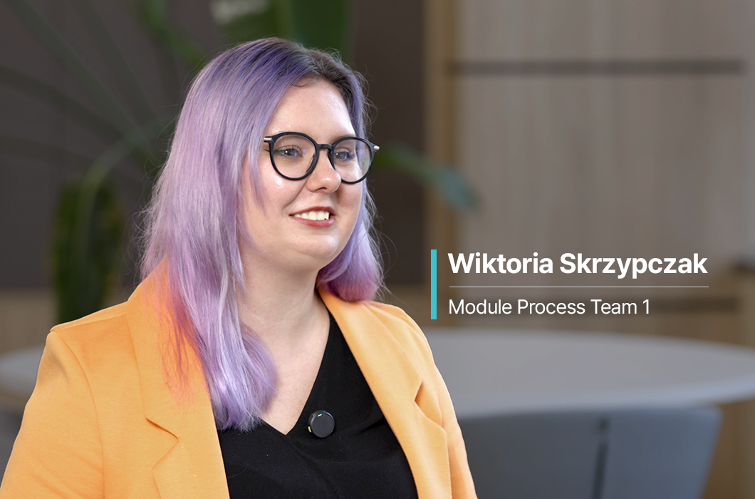 분홍 머리의 여성, 인터뷰 중