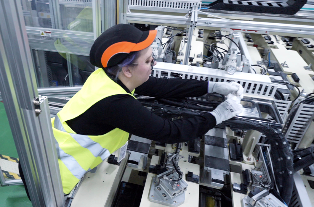 배터리 제조 공정 중 작업자