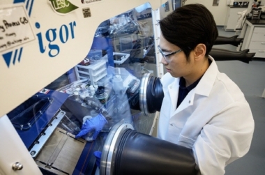 실험실에서 작업하는 과학자