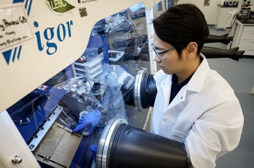 실험실에서 작업하는 과학자