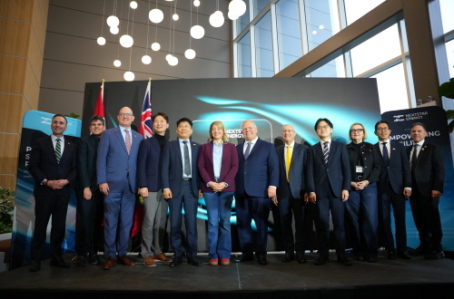 다수의 사람들이 함께 서 있는 사진