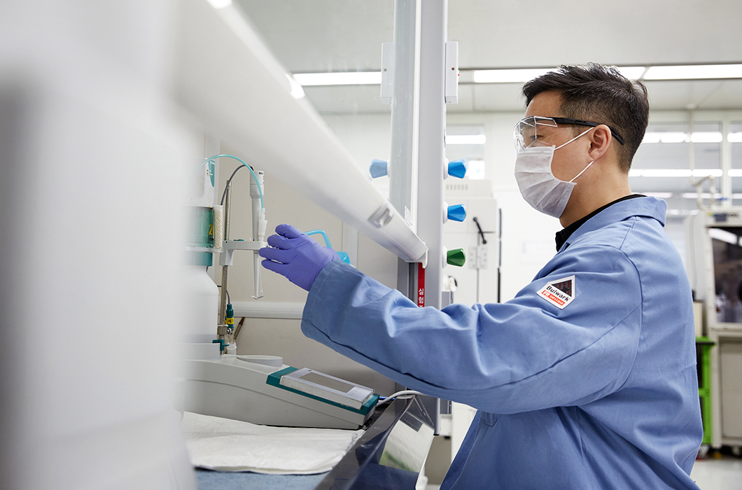 실험실에서 작업하는 연구원