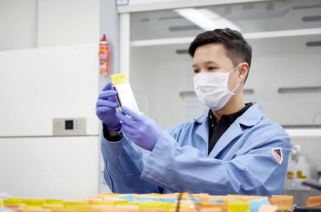 실험실에서 작업하는 사람