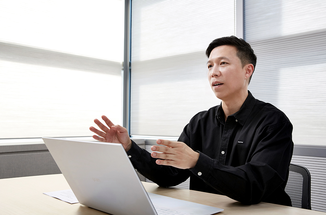 노트북 앞에서 대화하는 사람