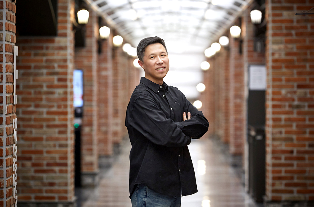 복도에서 서 있는 남성