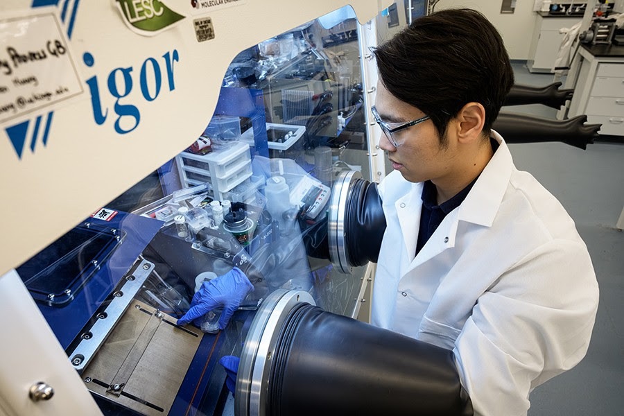 연구원이 전고체 배터리 연구 중