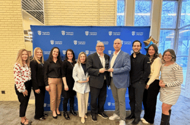 수상 기념 단체 사진입니다.