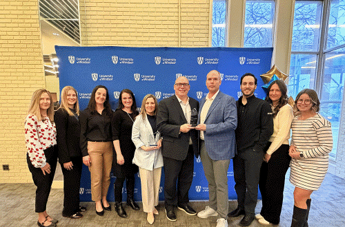 수상 기념 단체 사진입니다.