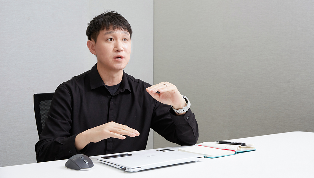 사람이 이야기하는 모습입니다.