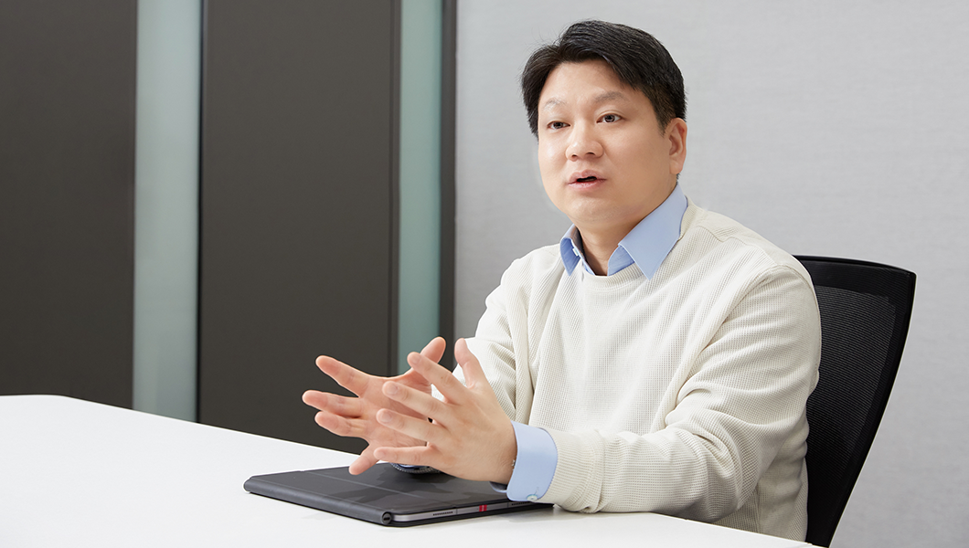 회의 중인 남성의 모습