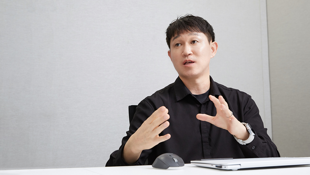 사람이 이야기하는 모습입니다.