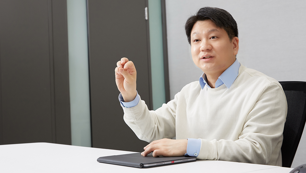 사람이 대화하는 모습입니다.