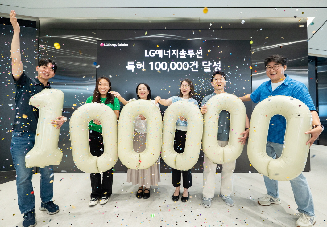 직원들이 특허 10만 건 기념