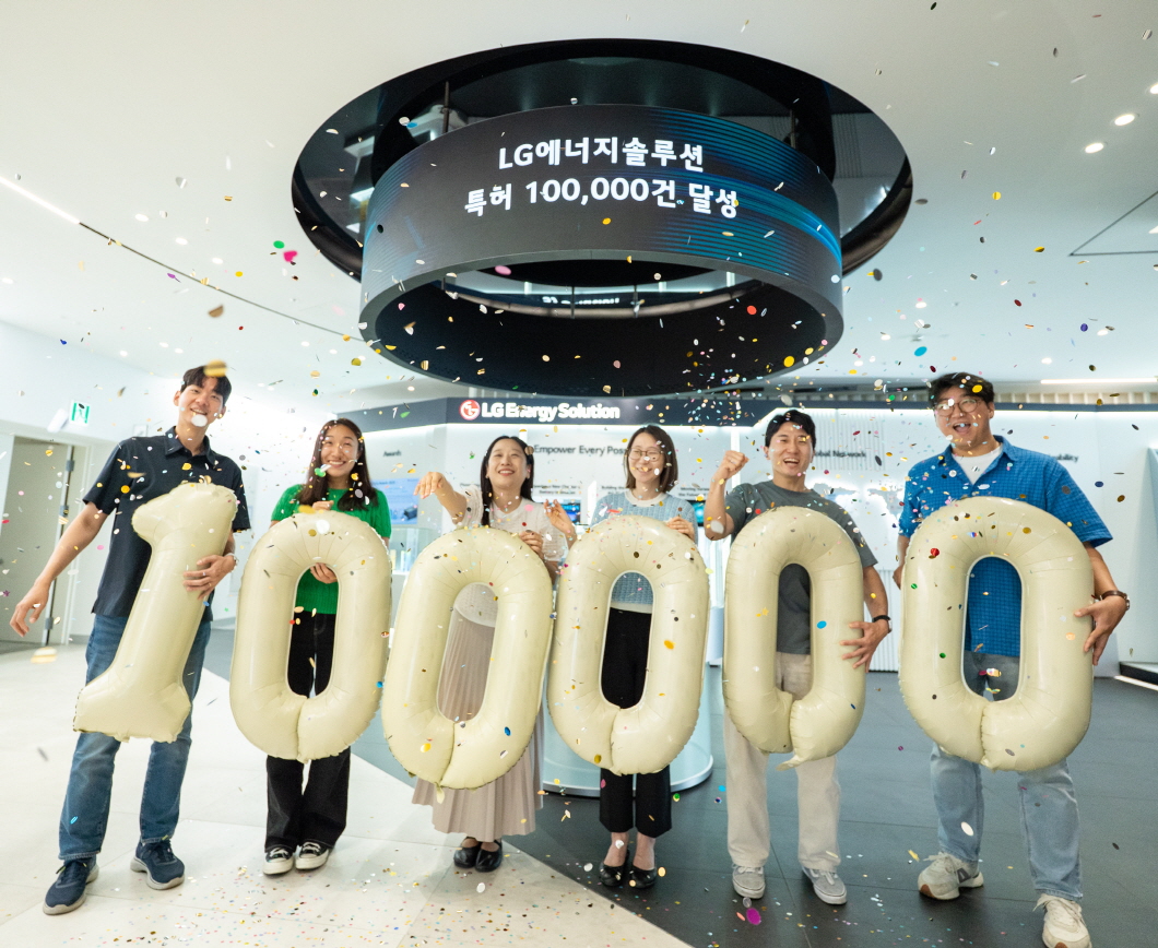 직원들이 특허 10만 건 기념