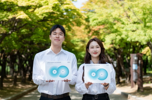 보고서를 들고 있는 두 사람