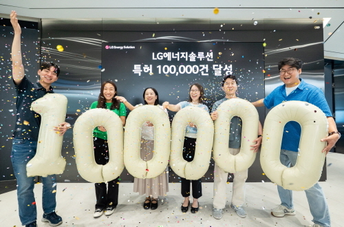 직원들이 특허 10만 건 기념